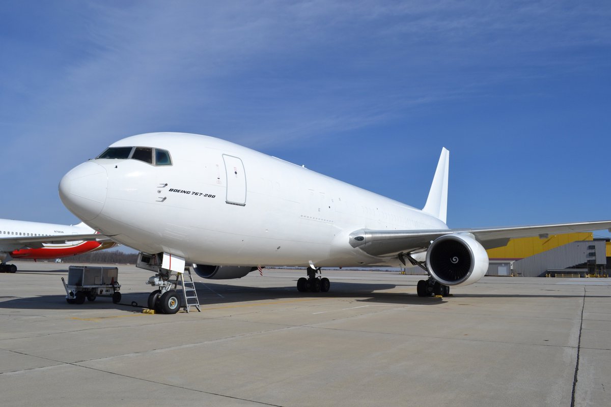 Фото белого самолета. Грузовой самолёт Боинг 767. B767f. Боинг 767 грузовой. Грузовой самолёт Boeing 777-200f.