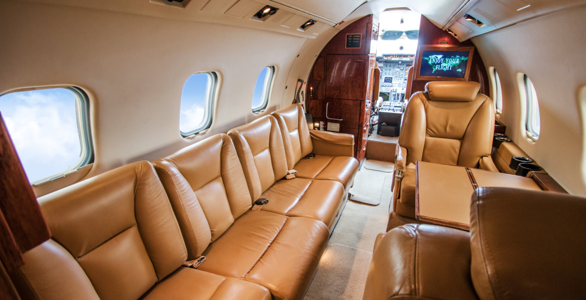 Jet55. Learjet 55 самолет. Лирджет 55. Лирджет 55 салон. Бомбардье 7500 бизнес Джет.